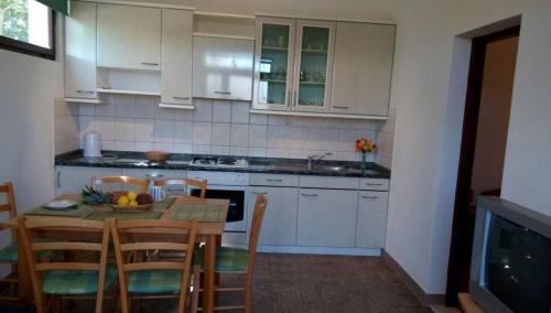 A 4 apt with patio & sea view close to the beach