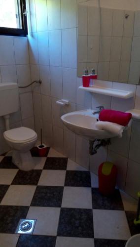 A 4 apt with patio & sea view close to the beach