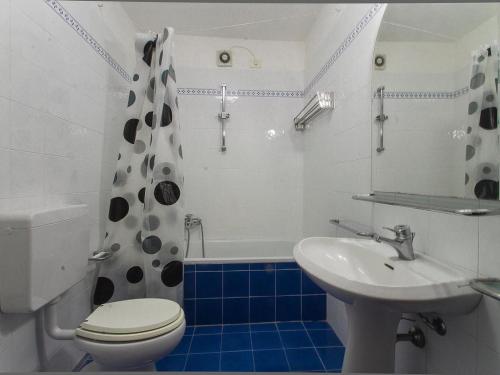 a bathroom with a toilet and a sink and a tub at Ampio bilocale nel centro storico Castiglione della Pescaia in Castiglione della Pescaia