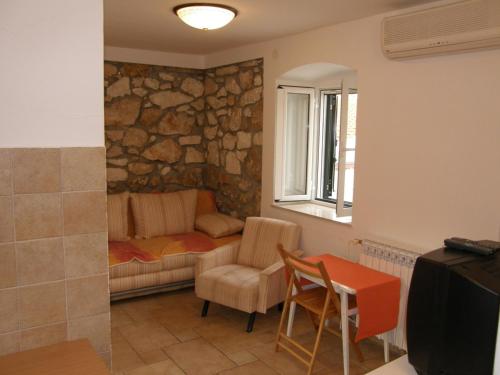 ein Wohnzimmer mit einem Sofa und einem Tisch in der Unterkunft Apartments Primosten (600) in Primošten