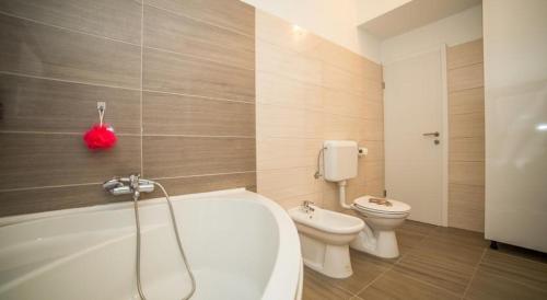 bagno con vasca e servizi igienici di House Povlja (3365) a Povlja