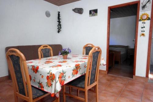 stół jadalny z kwiatowym obrusem w obiekcie Apartment Basina (3450-2) w mieście Stari Grad