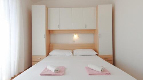Postel nebo postele na pokoji v ubytování Apartments Lopar (893)