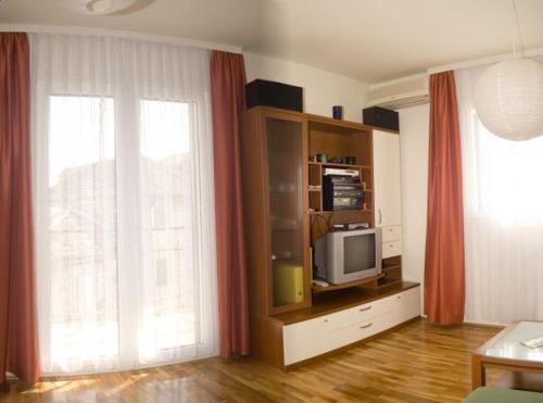 TV a/nebo společenská místnost v ubytování Apartment Hvar (221-2)