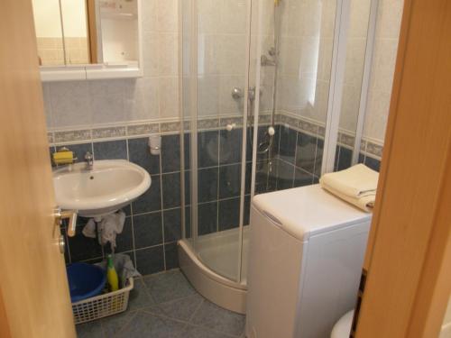 ein Badezimmer mit einem Waschbecken, einem WC und einer Badewanne in der Unterkunft Apartments Primosten (600) in Primošten