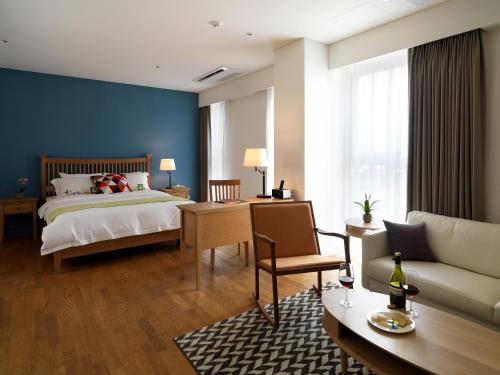 En eller flere senger på et rom på La Casa Hotel Seoul