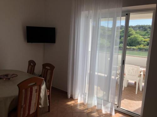 Televízia a/alebo spoločenská miestnosť v ubytovaní Seaview Apartments Kampor 3708