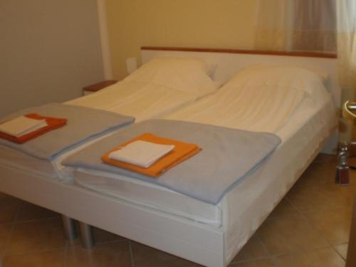 Lova arba lovos apgyvendinimo įstaigoje Studio Apartment in Susak with Air Conditioning, Wi-Fi (3865-2)