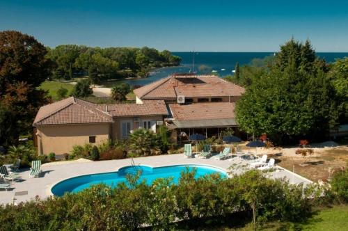Bazén v ubytování Studio apartment in Savudrija with Seaview, Terrace, Air condition, WIFI (123-10) nebo v jeho okolí