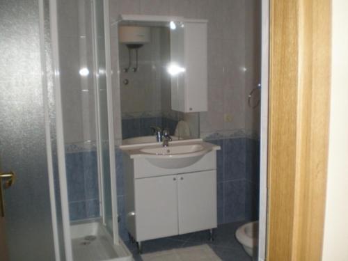 Room in Susak with air conditioning, Wi-Fi (3865-3) tesisinde bir banyo