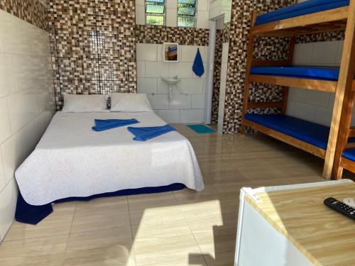 a bedroom with a bed and bunk beds in it at Guarajuba sitiofelizcidade in Guarajuba