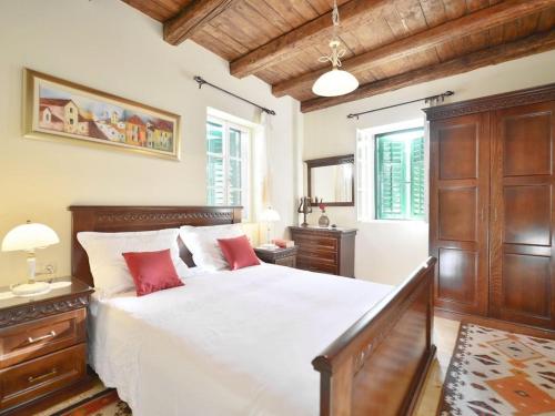 Un pat sau paturi într-o cameră la Villa Omis (4183)