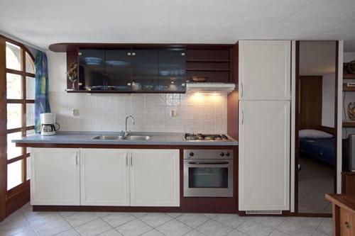 Kuchnia lub aneks kuchenny w obiekcie Apartment in Brela with sea view, terrace, air conditioning, Wi-Fi (3524-2)