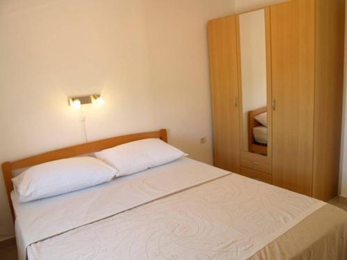 sypialnia z dużym łóżkiem i szafką w obiekcie Apartment in Preko with Terrace, Air conditioning, WIFI, Washing machine (4568-2) w mieście Preko