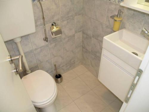 łazienka z białą toaletą i umywalką w obiekcie Apartment in Preko with Terrace, Air conditioning, WIFI, Washing machine (4568-2) w mieście Preko