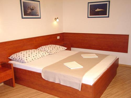 Posteľ alebo postele v izbe v ubytovaní Studio Apartment in Brela with Sea View, Terrace, Air Conditioning, Wi-Fi (3524-3)