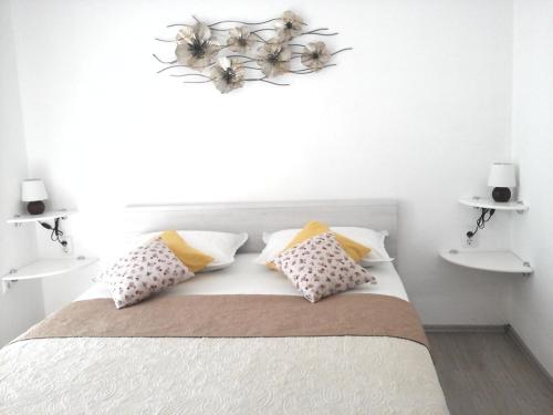 Posteľ alebo postele v izbe v ubytovaní Room in Hvar city with sea view, balcony, air conditioning, Wi-Fi (4858-2)