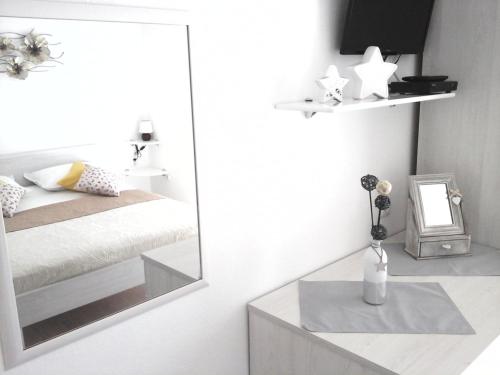 Posteľ alebo postele v izbe v ubytovaní Room in Hvar city with sea view, balcony, air conditioning, Wi-Fi (4858-2)