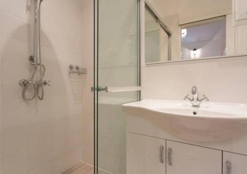 uma casa de banho branca com um lavatório e um chuveiro em Studio apartment in Icici with Air condition, WIFI (4674-2) em Ičići