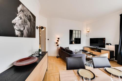 un salon avec un canapé et une table dans l'établissement Le Panoramique - 75 sq m apartment with balcony in the heart of Annecy, à Annecy