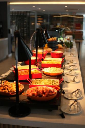 a buffet line with many different types of food at Grand Suítes Family Resort by Atlantica in Itá