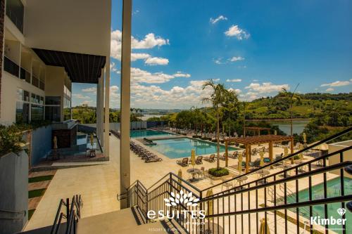 desde el balcón de un edificio con vistas a la piscina en Grand Suítes Family Resort by Atlantica en Itá