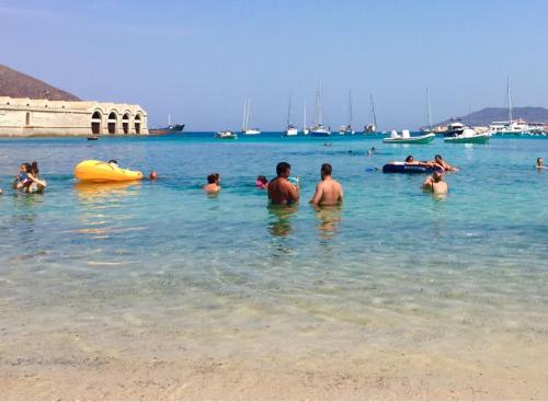 Un groupe de personnes dans l'eau à la plage dans l'établissement Terrazza D'Amare, à Favignana