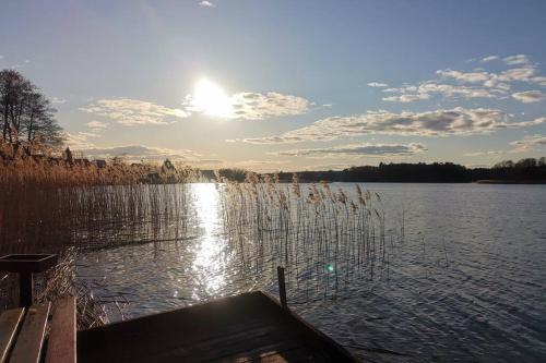 a view of a lake with the sun reflecting on the water at Biała Dom z widokiem in Biala