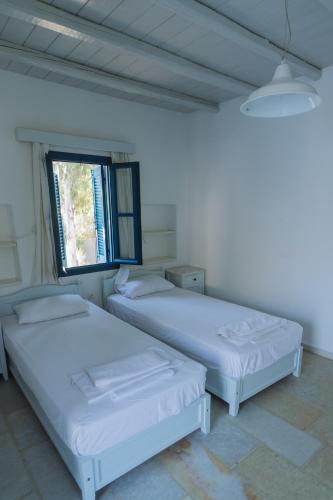 Ένα ή περισσότερα κρεβάτια σε δωμάτιο στο Far Out Village Hotel