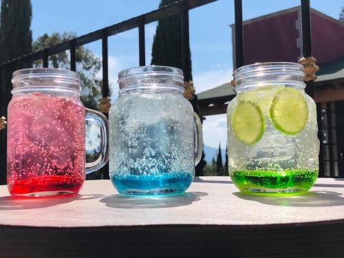 Dos frascos de vidrio llenos de líquidos de diferentes colores en Hotel San Miguel, en Contepec