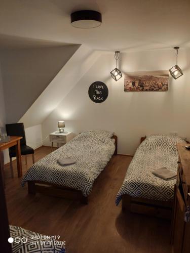 Postel nebo postele na pokoji v ubytování Apartamenty Pod Sosnami Ostróda Międzylesie 6os