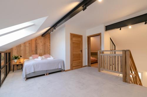 sypialnia z białym łóżkiem i schodami w obiekcie Apartament Pod Stokiem E2 z garażem i dwoma łazienkami - Dream Apart w Szczyrku