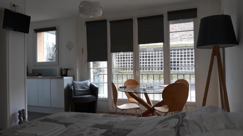 um quarto com uma mesa e cadeiras e uma cozinha em Studio "Normandise" em Le Tréport