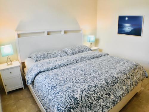Katil atau katil-katil dalam bilik di Bonita Beach Villa
