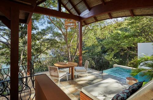 Bazén v ubytování Four Seasons Resort Peninsula Papagayo, Costa Rica nebo v jeho okolí