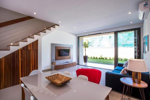 uma sala de estar com uma mesa branca e um sofá em Residencial Marina Del Sol em Pauba