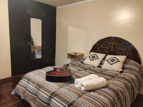 een slaapkamer met een bed met twee handdoeken erop bij Vacahouse Hostels B&B in Huaraz