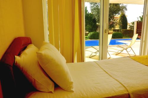 Кровать или кровати в номере Babylon Luxury Villa with Private Pool and indoor Heated Pool