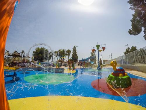 - un parc aquatique dans l'établissement Mobile home De Luxe St Cyprien, à Saint-Cyprien