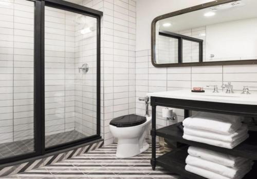 La salle de bains est pourvue d'une douche, de toilettes et d'un lavabo. dans l'établissement The Chicago Hotel Collection River North, à Chicago