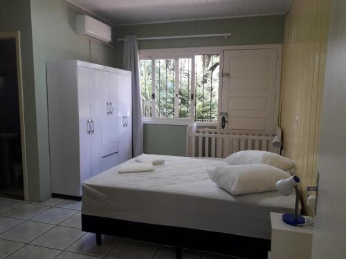 En eller flere senge i et værelse på APARTAMENTOS BELLO VALE