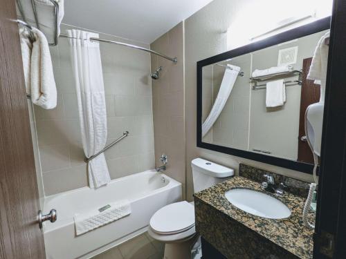 een badkamer met een wastafel, een toilet en een bad bij Best Western Eden Prairie Inn in Eden Prairie