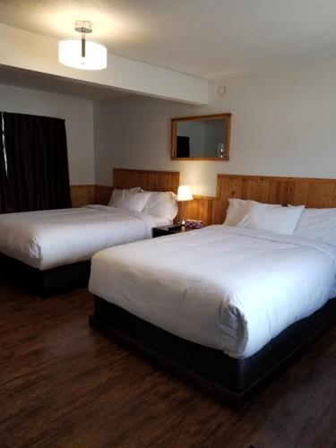 Ένα ή περισσότερα κρεβάτια σε δωμάτιο στο Sun Plaza Motel