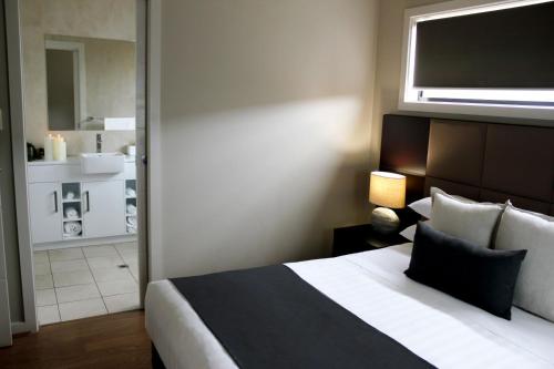 Cama ou camas em um quarto em Renmark Holiday Apartments