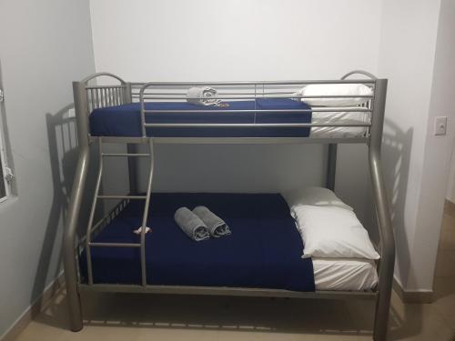 Двухъярусная кровать или двухъярусные кровати в номере Always Summer Inn