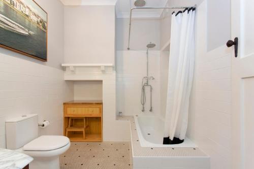ein Badezimmer mit Badewanne, Toilette und Dusche in der Unterkunft Solomon Street Cottage in Fremantle