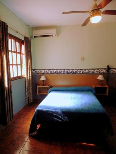 - une chambre avec un lit et un ventilateur de plafond dans l'établissement Gran Hotel Oriental, à Buenos Aires