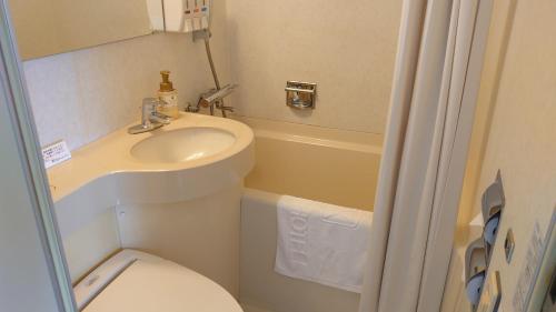 高知市にある高知ホテルの小さなバスルーム(トイレ、シンク付)
