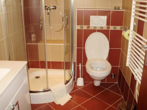 uma pequena casa de banho com WC e chuveiro em Apartma mit Seeblick em Sankt Gilgen
