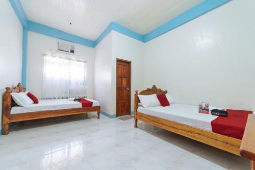 een slaapkamer met 2 bedden in een kamer bij RBR HOTEL AND RESTAURANT in Lucap